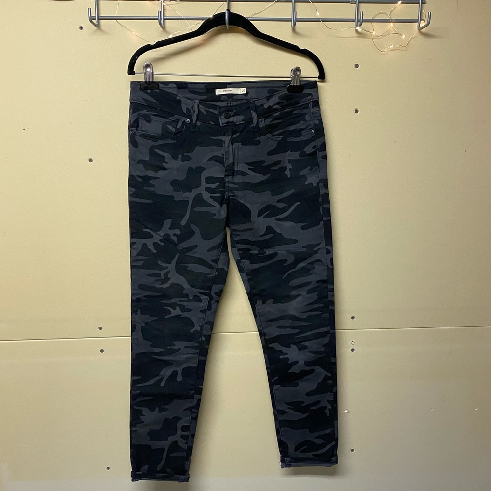 2/$75 💥 PANTS | Women’s Levi’s 711 Camo pants size 29
